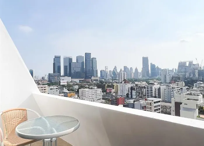 Elegant And Spacious 2 Bedroom Walk To Bts Nana 曼谷