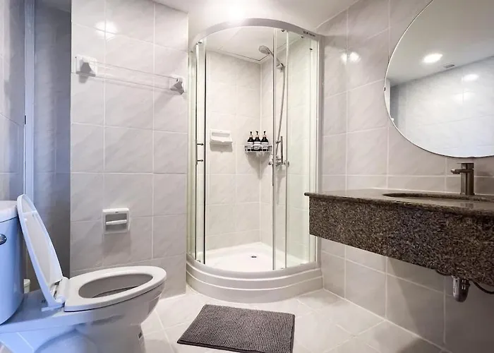 Elegant And Spacious 2 Bedroom Walk To Bts Nana 曼谷