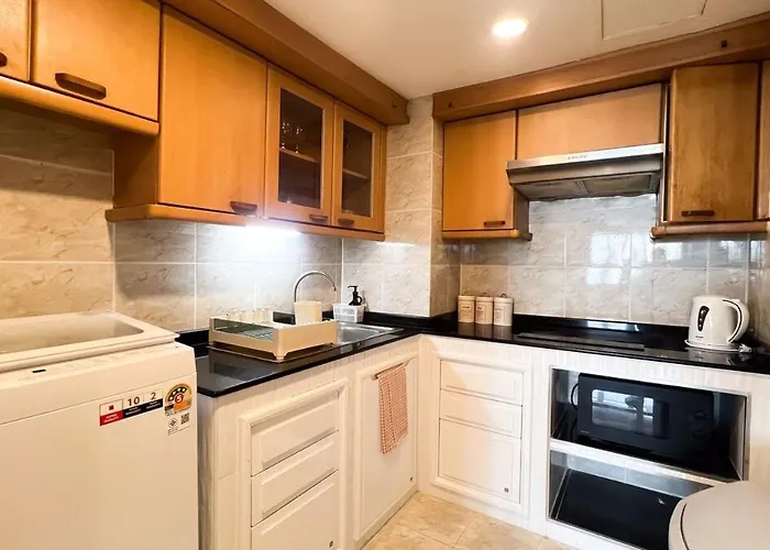 Elegant And Spacious 2 Bedroom Walk To Bts Nana